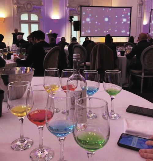 El oído y los colores en la percepción sinestética del vino